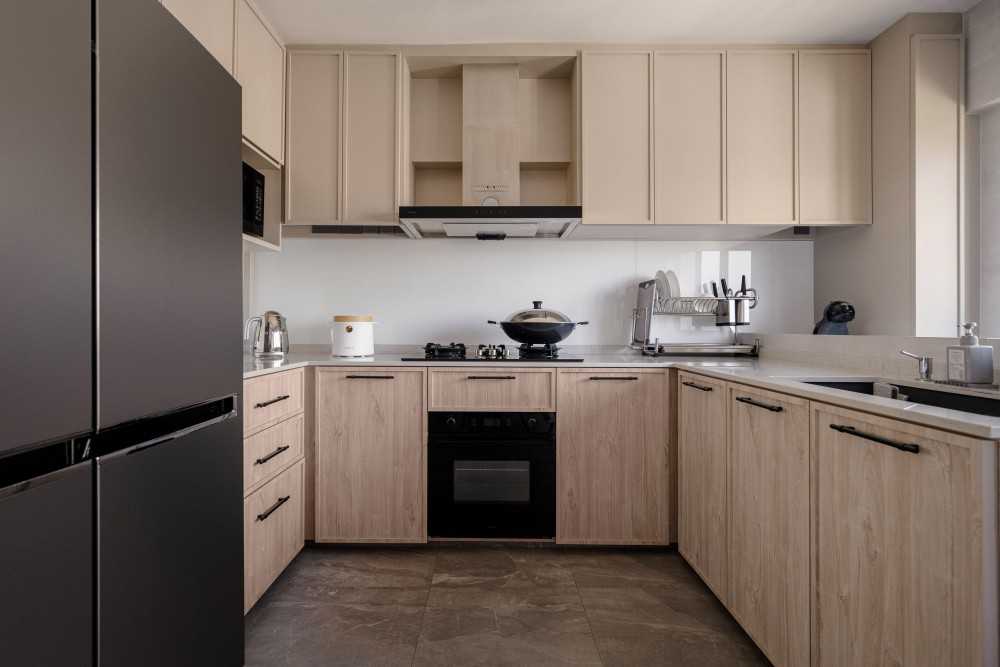 Modern Kitchen with Countertop and Kitchen Island