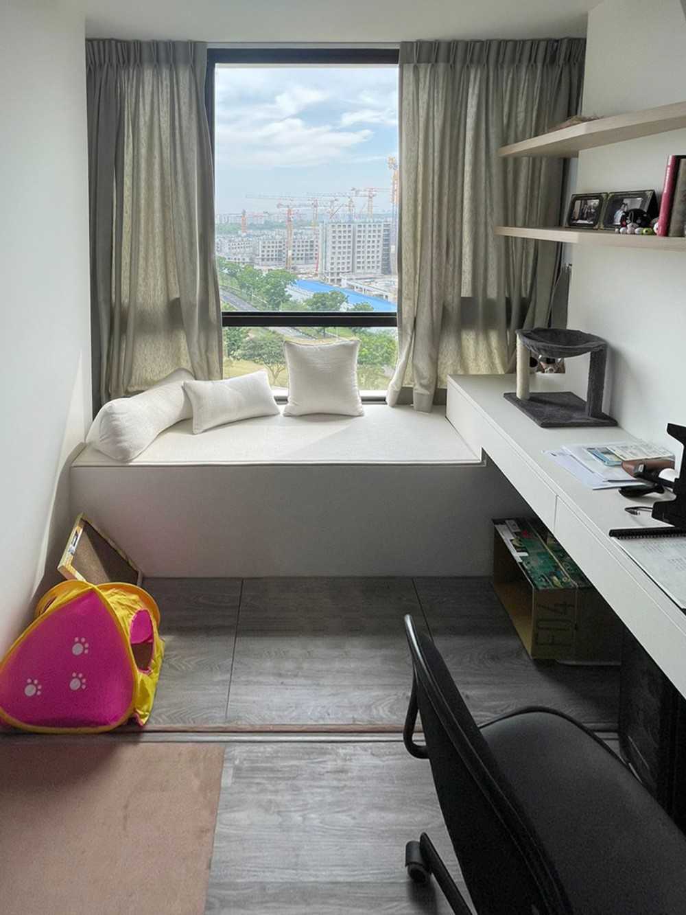 Scandinavian Study with Window Seat and Window Grille