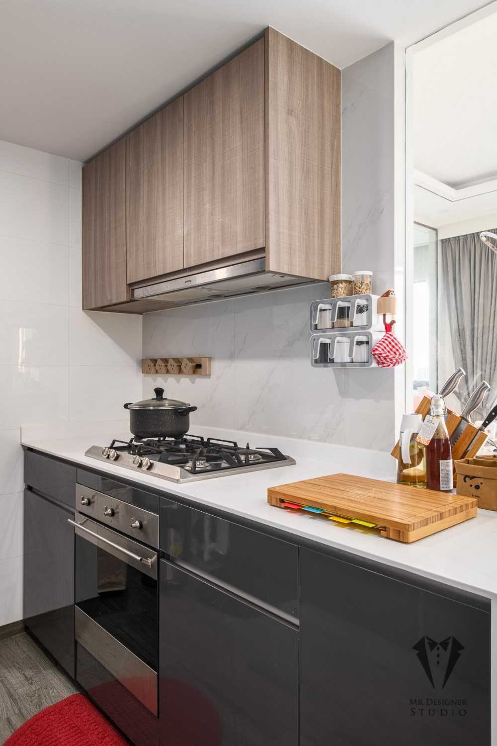 Modern Kitchen with Countertop and Homogeneous Tiles