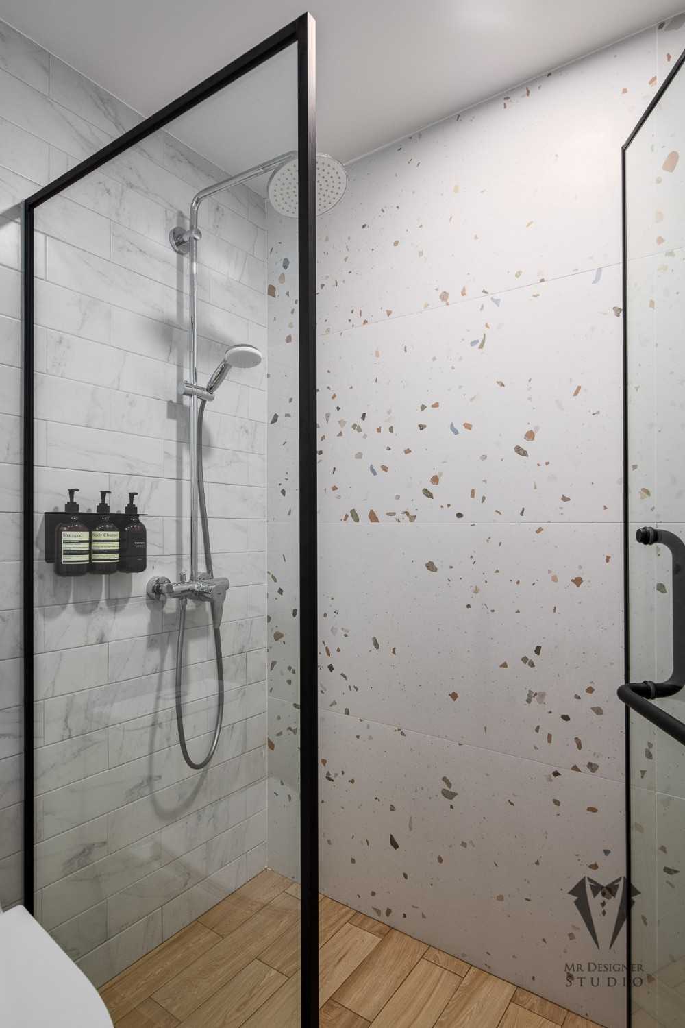 Modern Bathroom with Homogeneous Tiles and Wood Flooring
