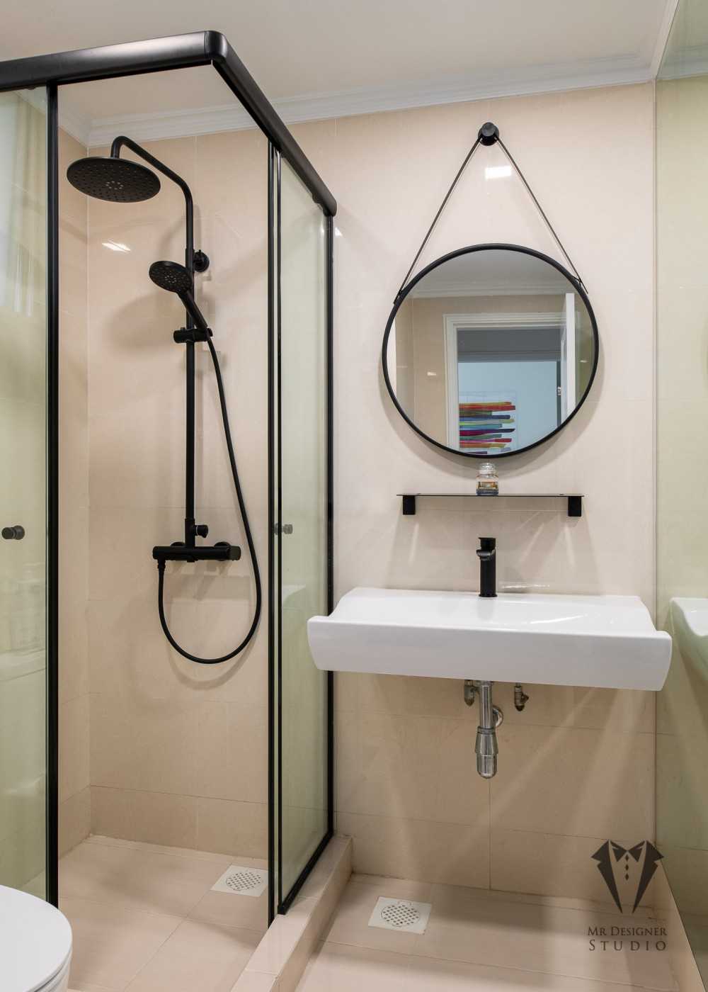 Modern Bathroom with Homogeneous Tiles and Shower Screen