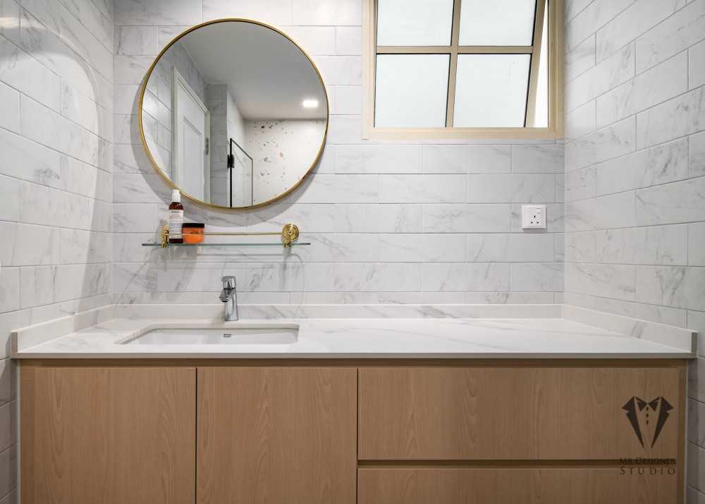 Modern Bathroom with Countertop and Homogeneous Tiles
