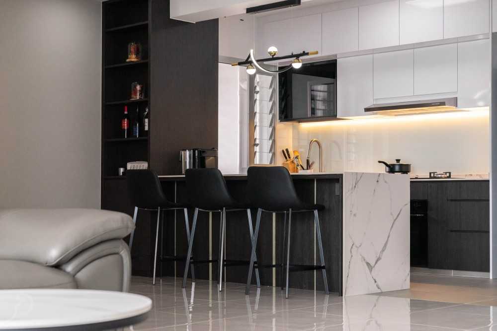 Modern Kitchen with Homogeneous Tiles and Kitchen Island
