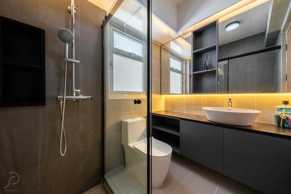 Modern Bathroom with Mirror and Bathtub