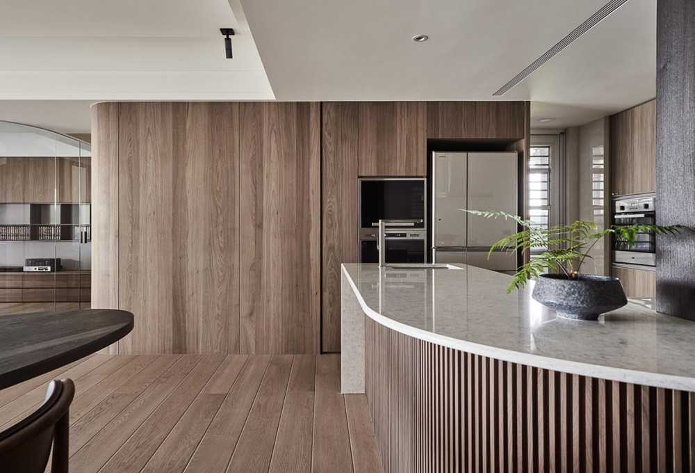 Contemporary Kitchen with Homogeneous Tiles and Kitchen Island