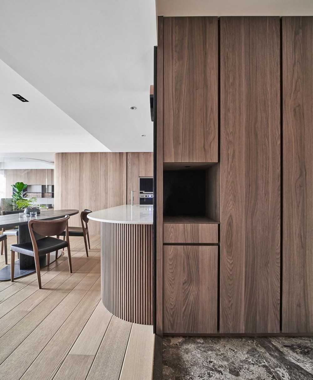 Contemporary Kitchen with Homogeneous Tiles and Open Kitchen