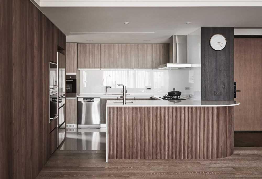 Contemporary Kitchen with Wood Flooring and Kitchen Island