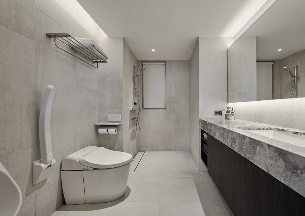 Contemporary Bathroom with Homogeneous Tiles and Mirror