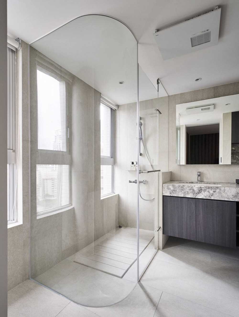 Contemporary Bathroom with Homogeneous Tiles and Mirror