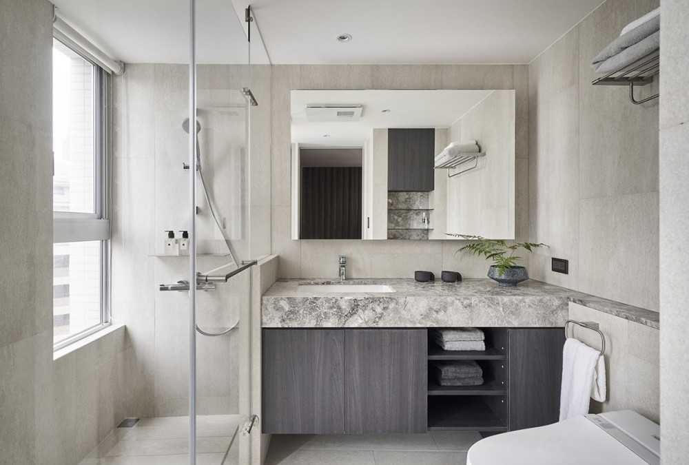 Contemporary Bathroom with Homogeneous Tiles and Mirror