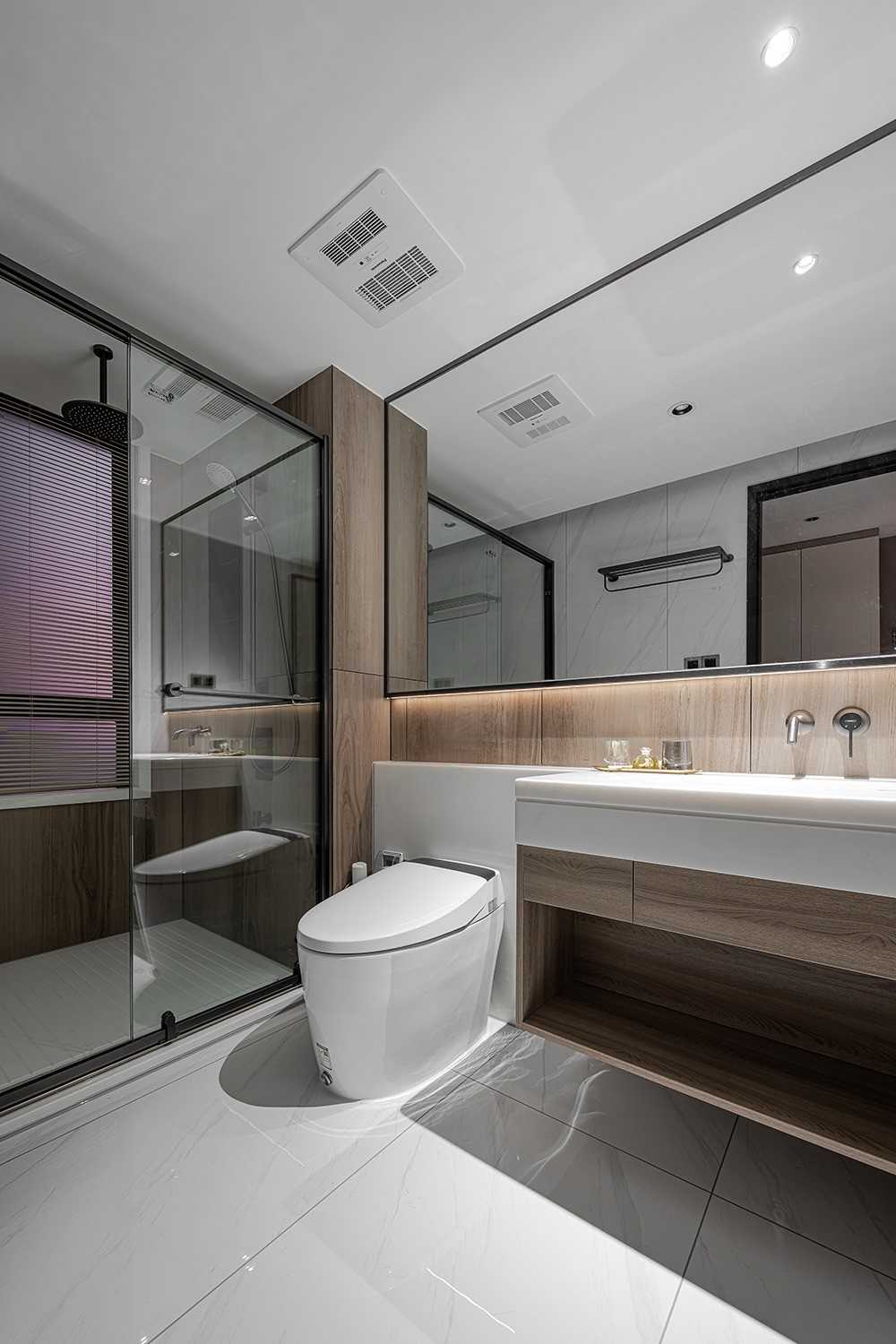 Contemporary Bathroom with Homogeneous Tiles and Shower Screen