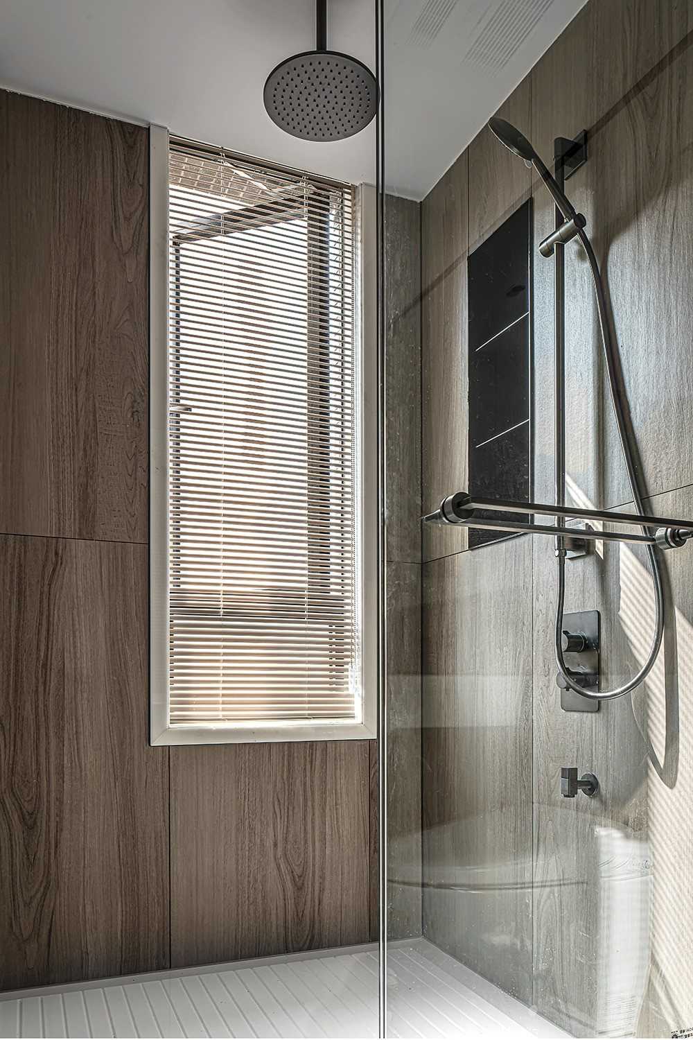 Contemporary Bathroom with Homogeneous Tiles and Shower Screen