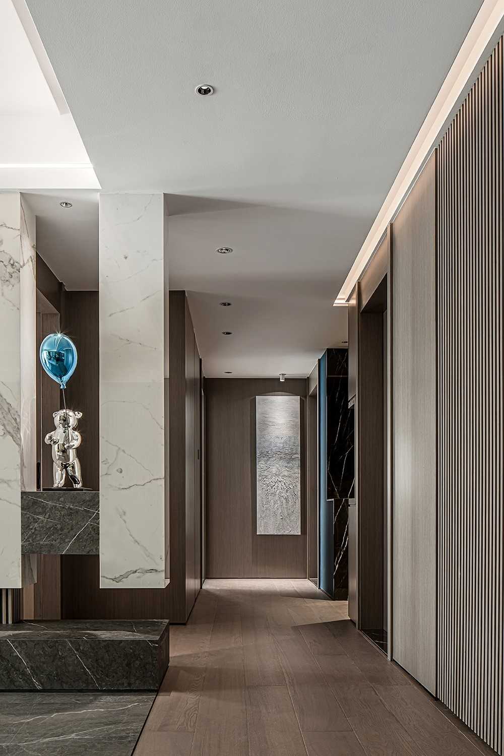 Contemporary Living Room with Bookshelf and Homogeneous Tiles
