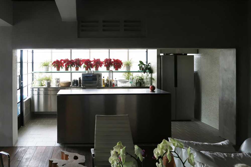Modern Kitchen with Kitchen Island and Mosaic