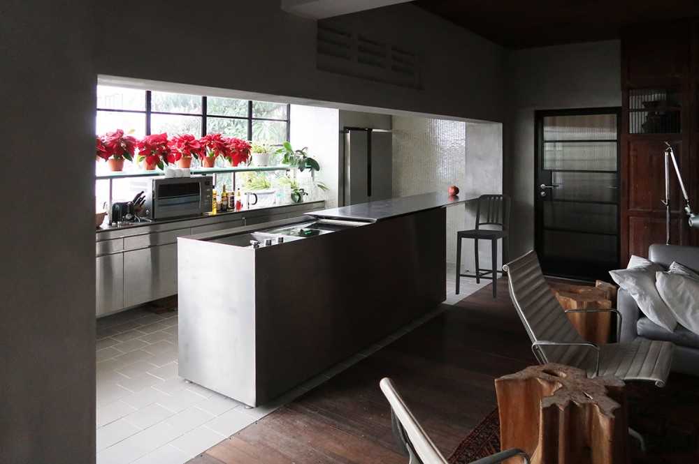 Modern Kitchen with Kitchen Island and Mosaic
