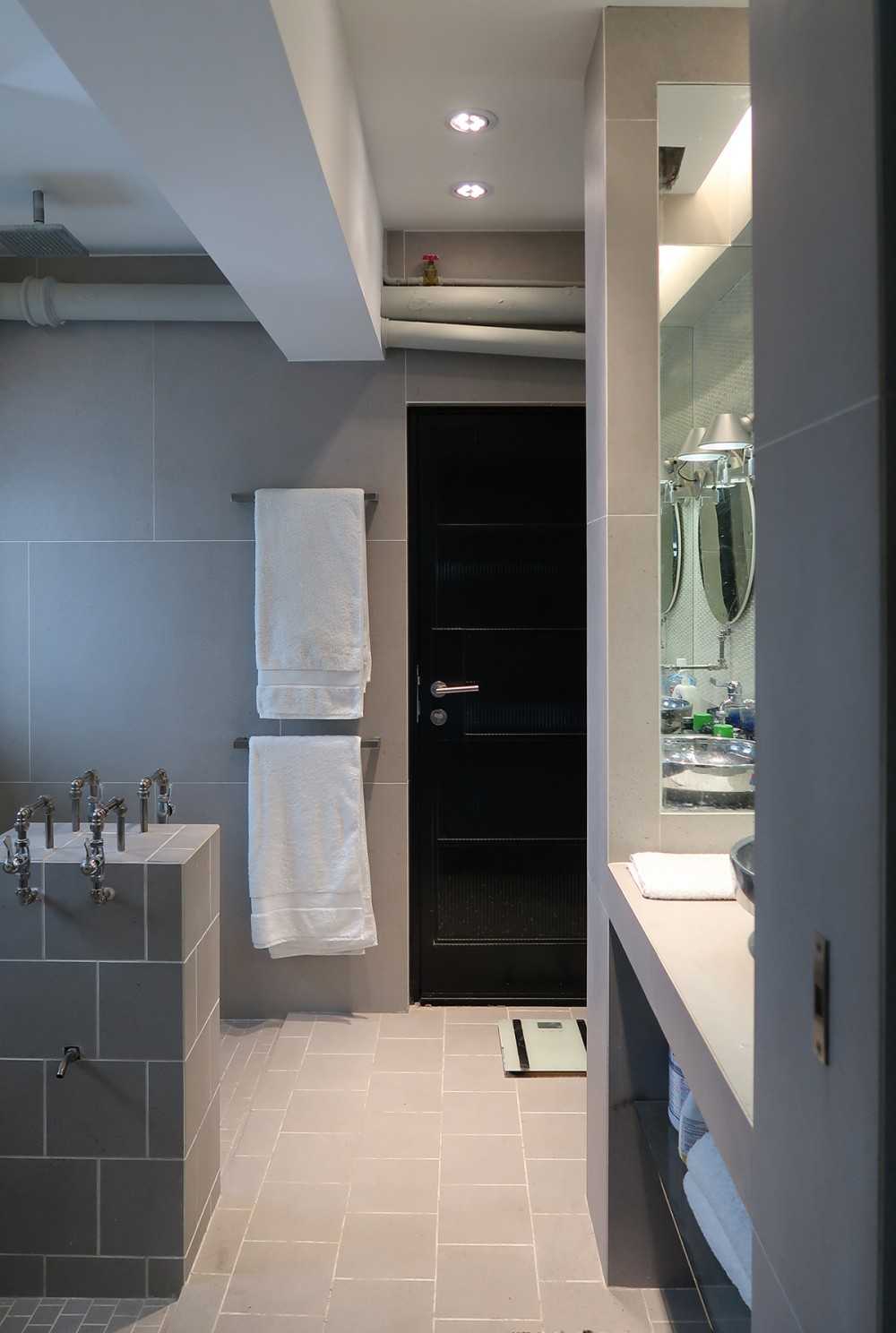 Modern Bathroom with Homogeneous Tiles and Mirror