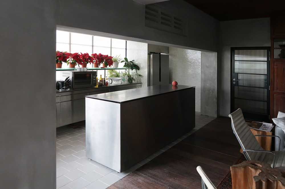 Modern Kitchen with Kitchen Island and Mosaic