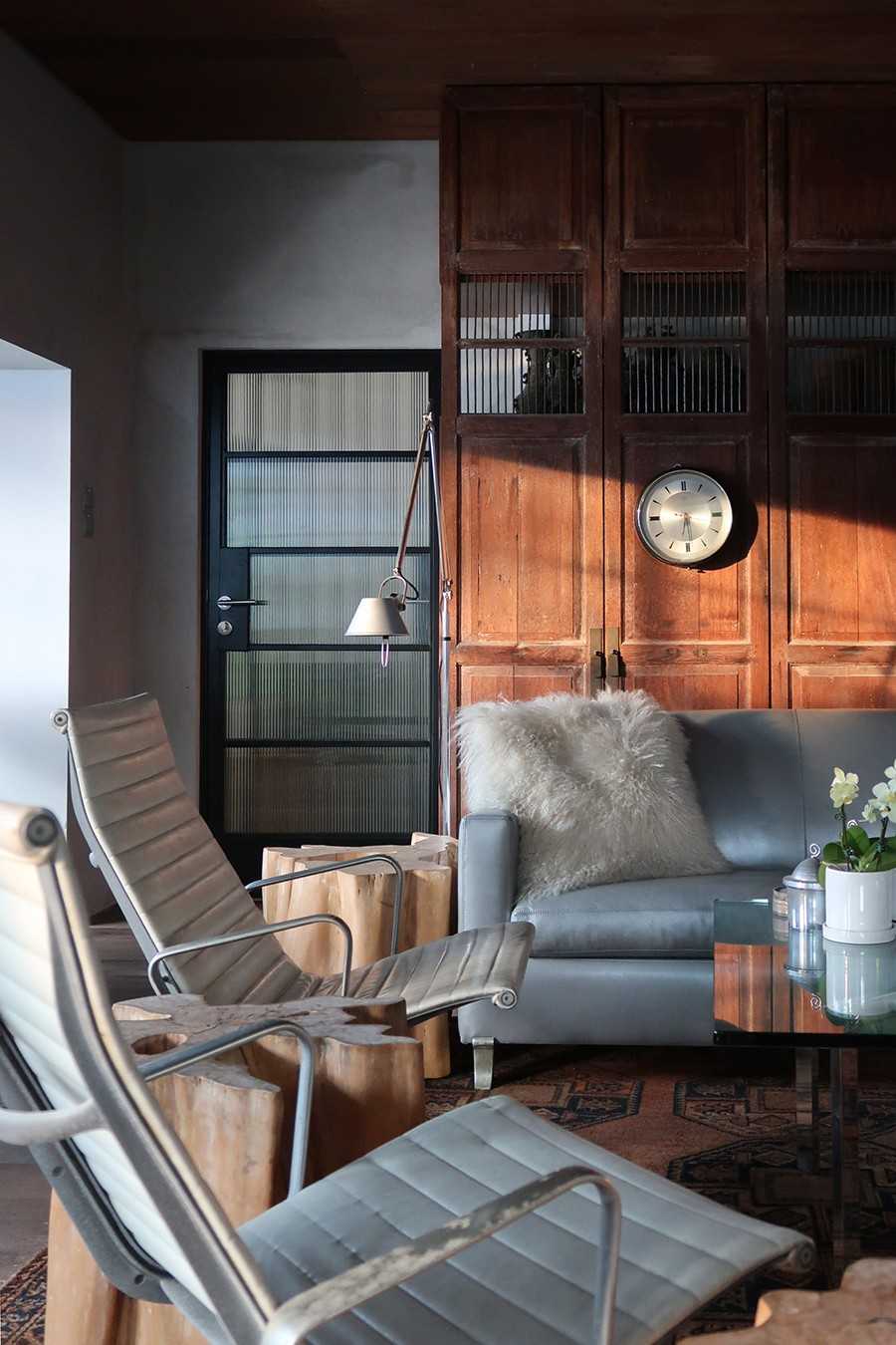 Modern Living Room with Feature Wall and Sofa
