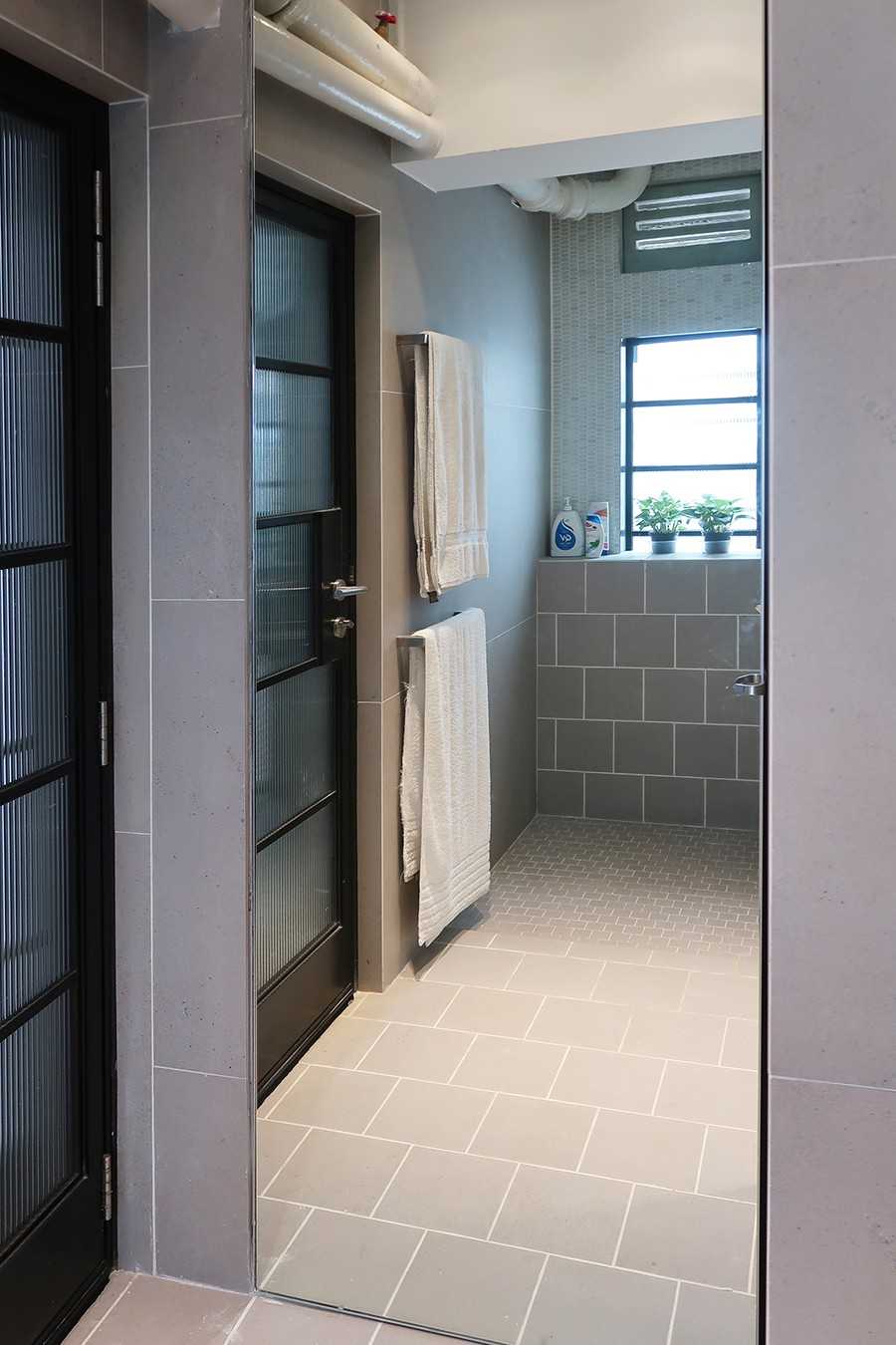 Modern Bathroom with Marble Floor and Mirror