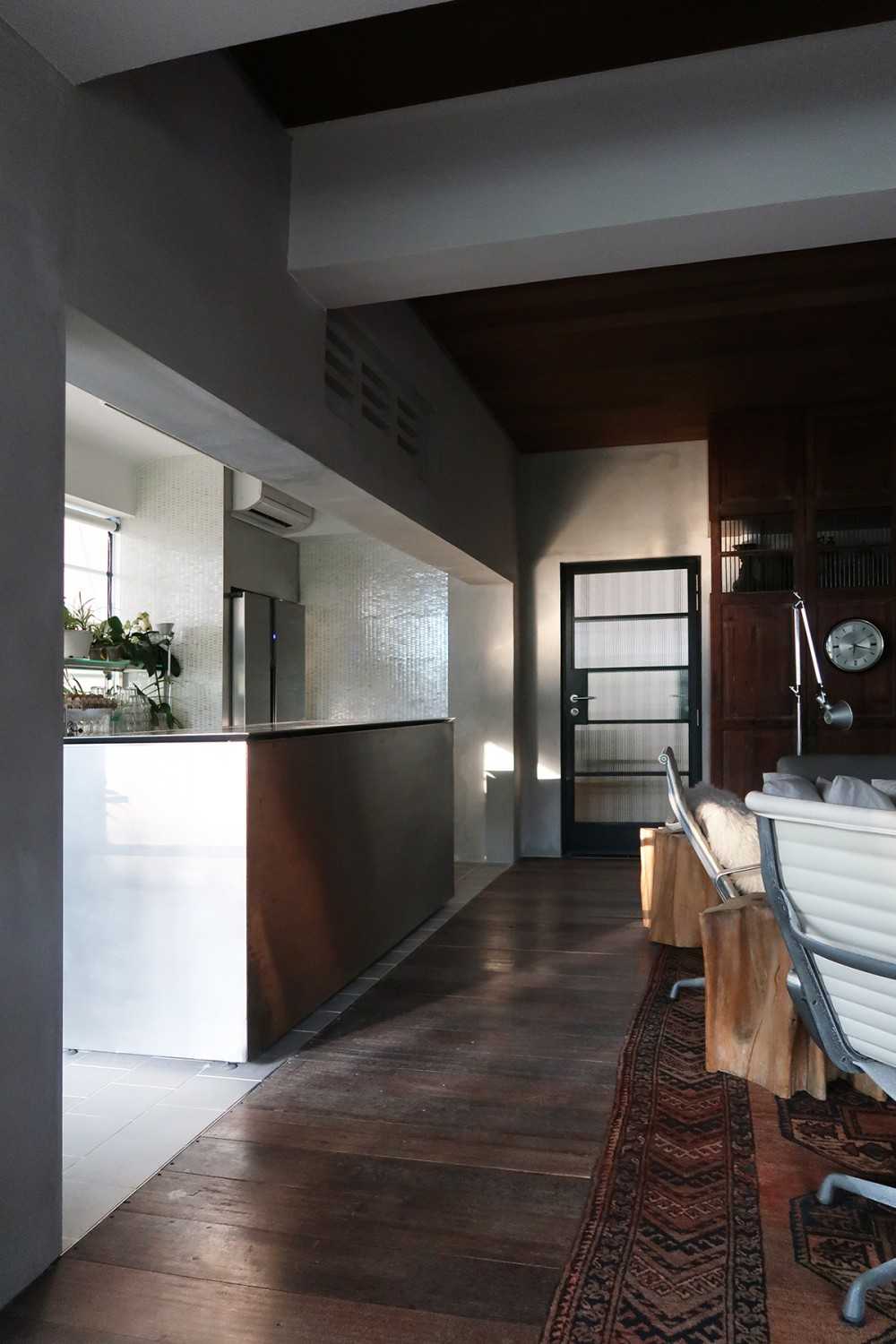 Modern Kitchen with Wood Flooring and Kitchen Island