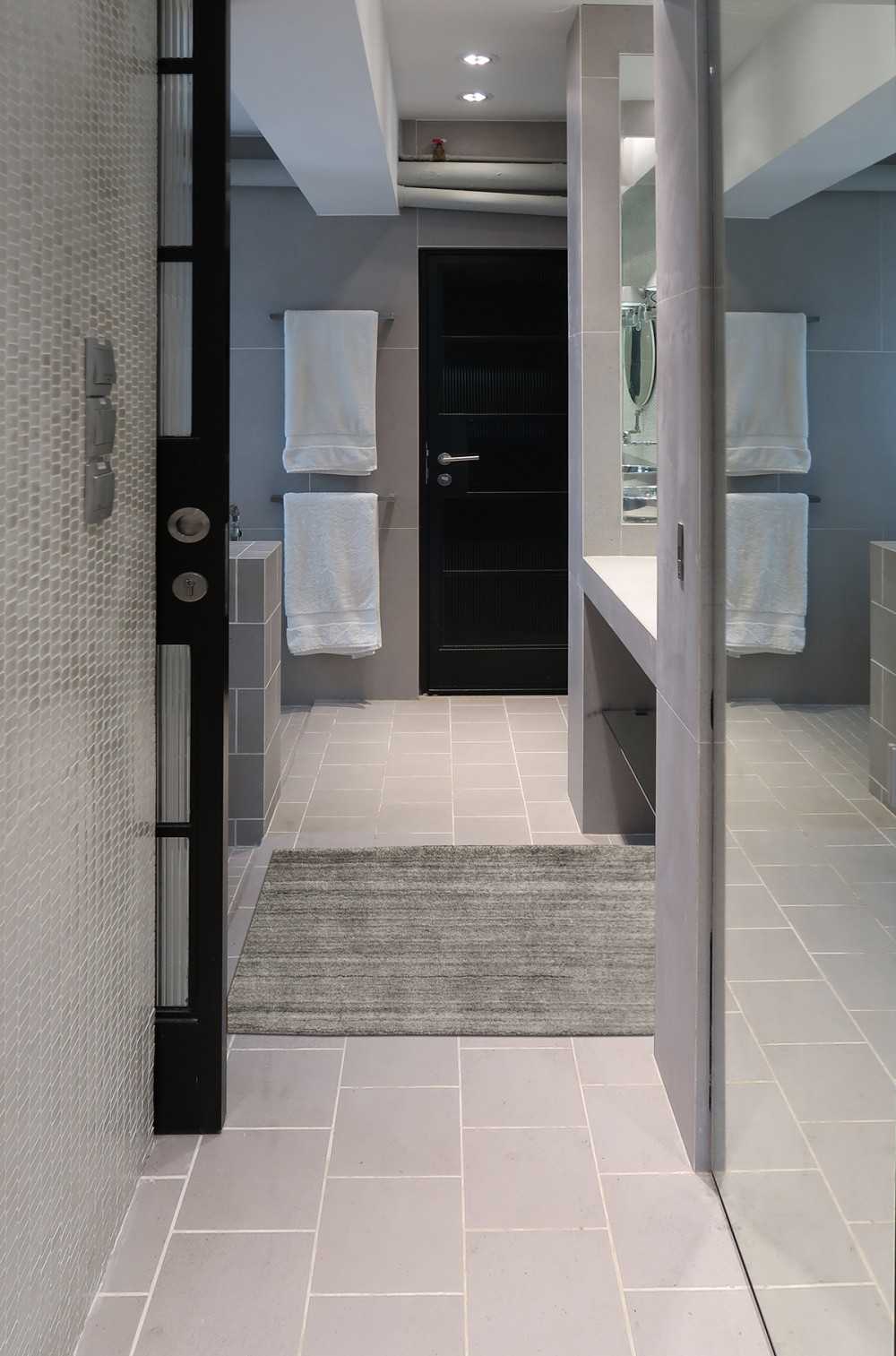 Modern Bathroom with Mirror and Mosaic