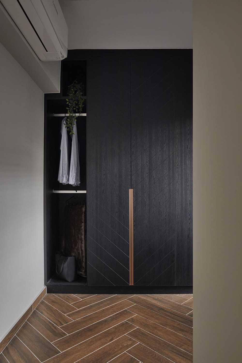 Industrial Walk-in Wardrobe with Wardrobe and Clothes Storage