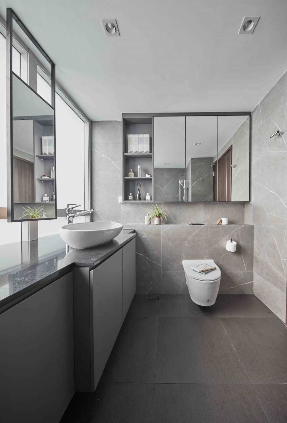 Modern Bathroom with Countertop and Mirror