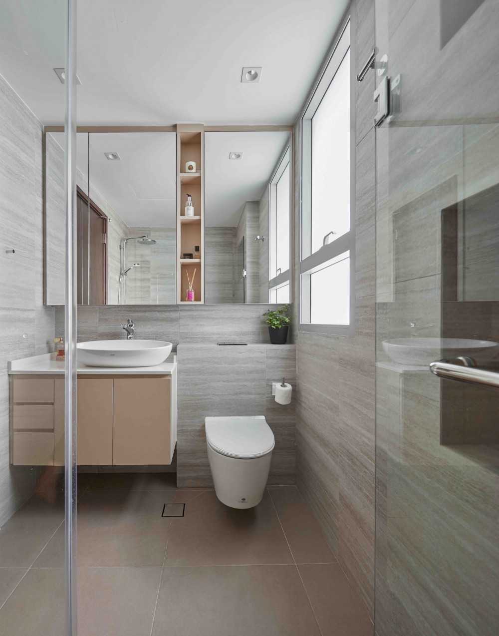 Modern Bathroom with Mirror and Bathroom Sinks