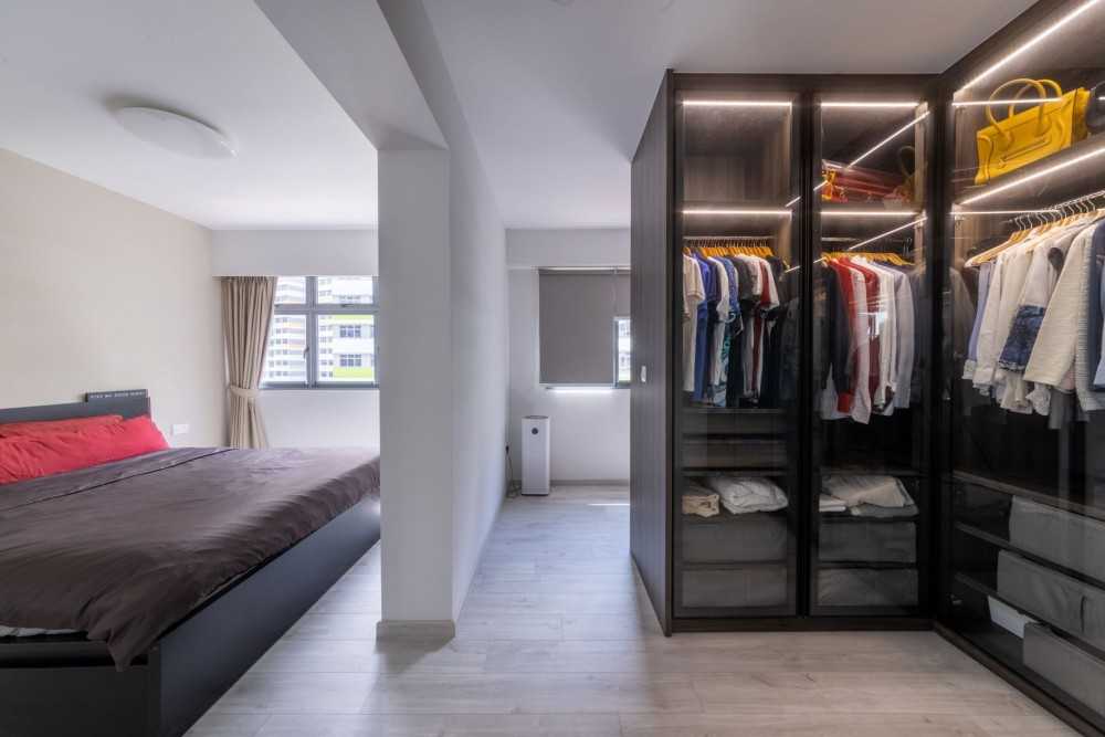 Contemporary Bedroom with Vinyl Flooring and Wardrobe