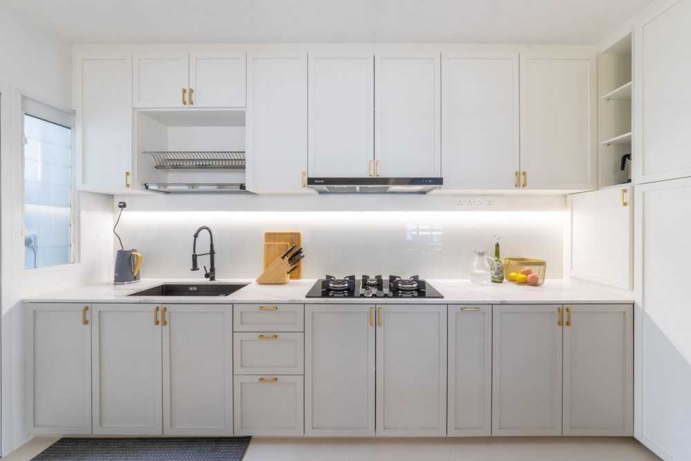 Contemporary Kitchen with Cupboard and Kitchen Backsplash