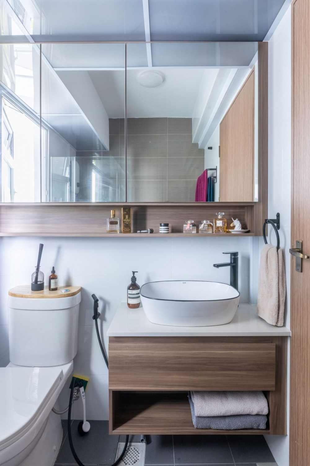 Contemporary Bathroom with Mirror and Bathroom Storage