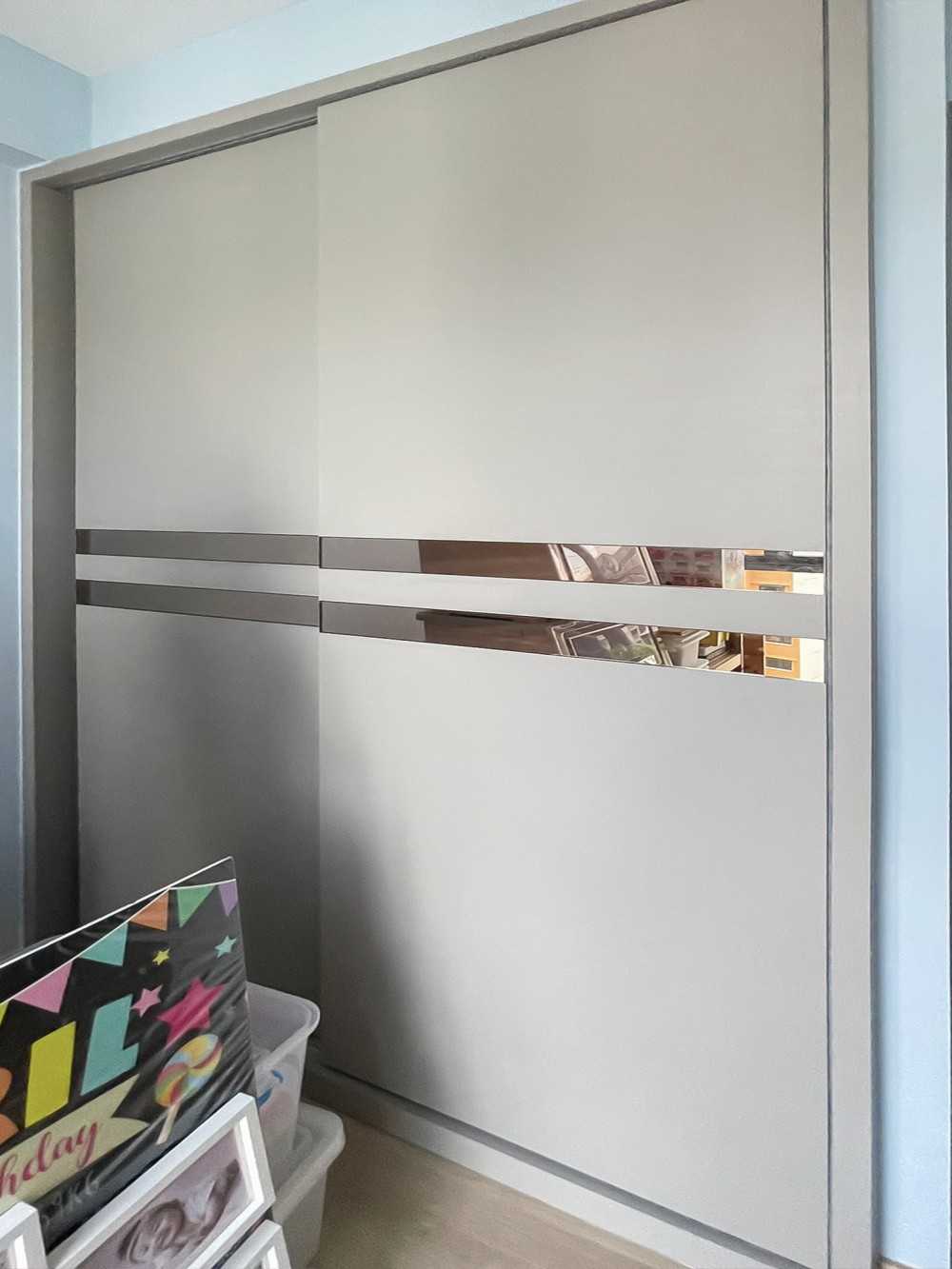 Scandinavian Walk-in Wardrobe with Wardrobe and Paintings