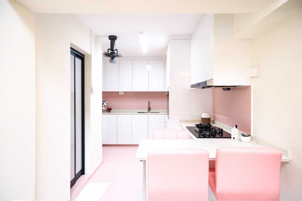 Eclectic Kitchen with Homogeneous Tiles and Kitchen Island