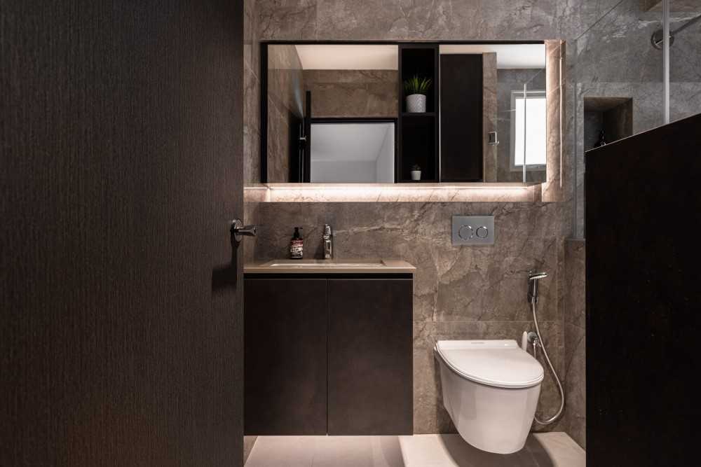 Modern Bathroom with Mirror and Bathroom Storage