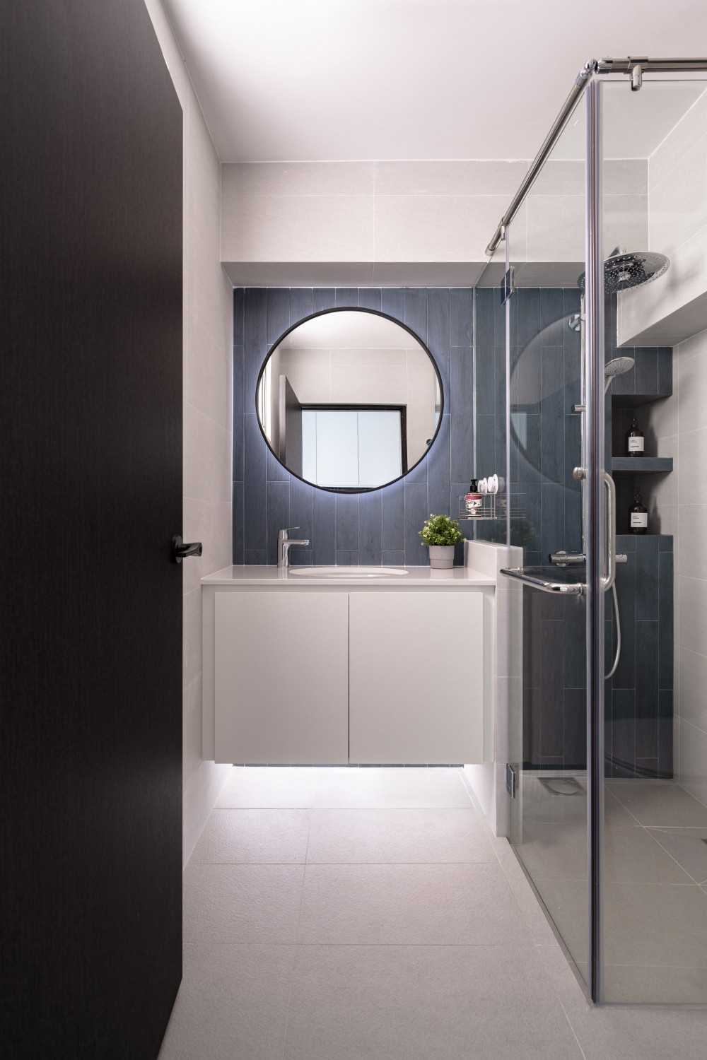 Modern Bathroom with Mirror and Bathroom Storage