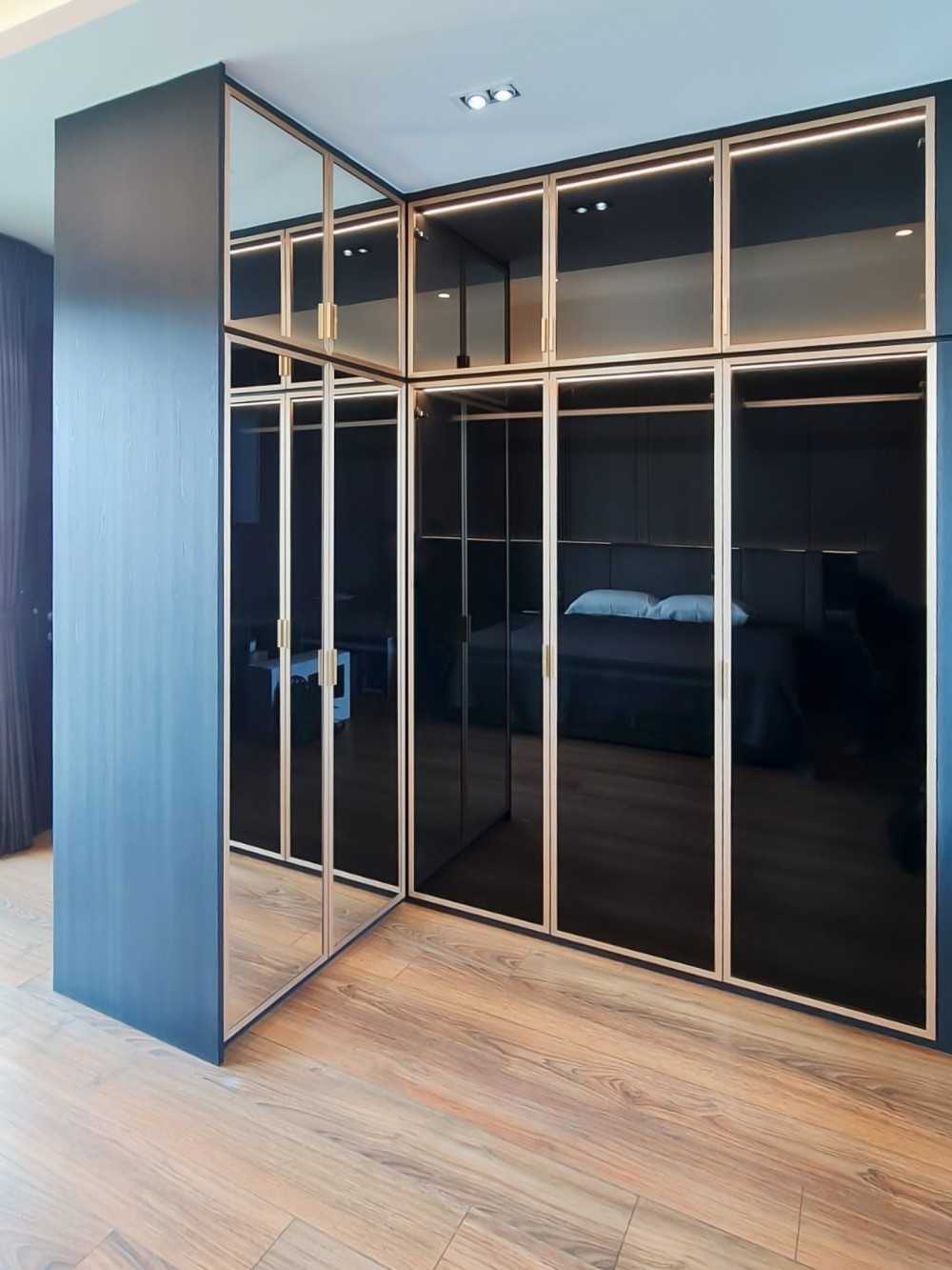 Scandinavian Walk-in Wardrobe with Wardrobe and Storage Cabinets