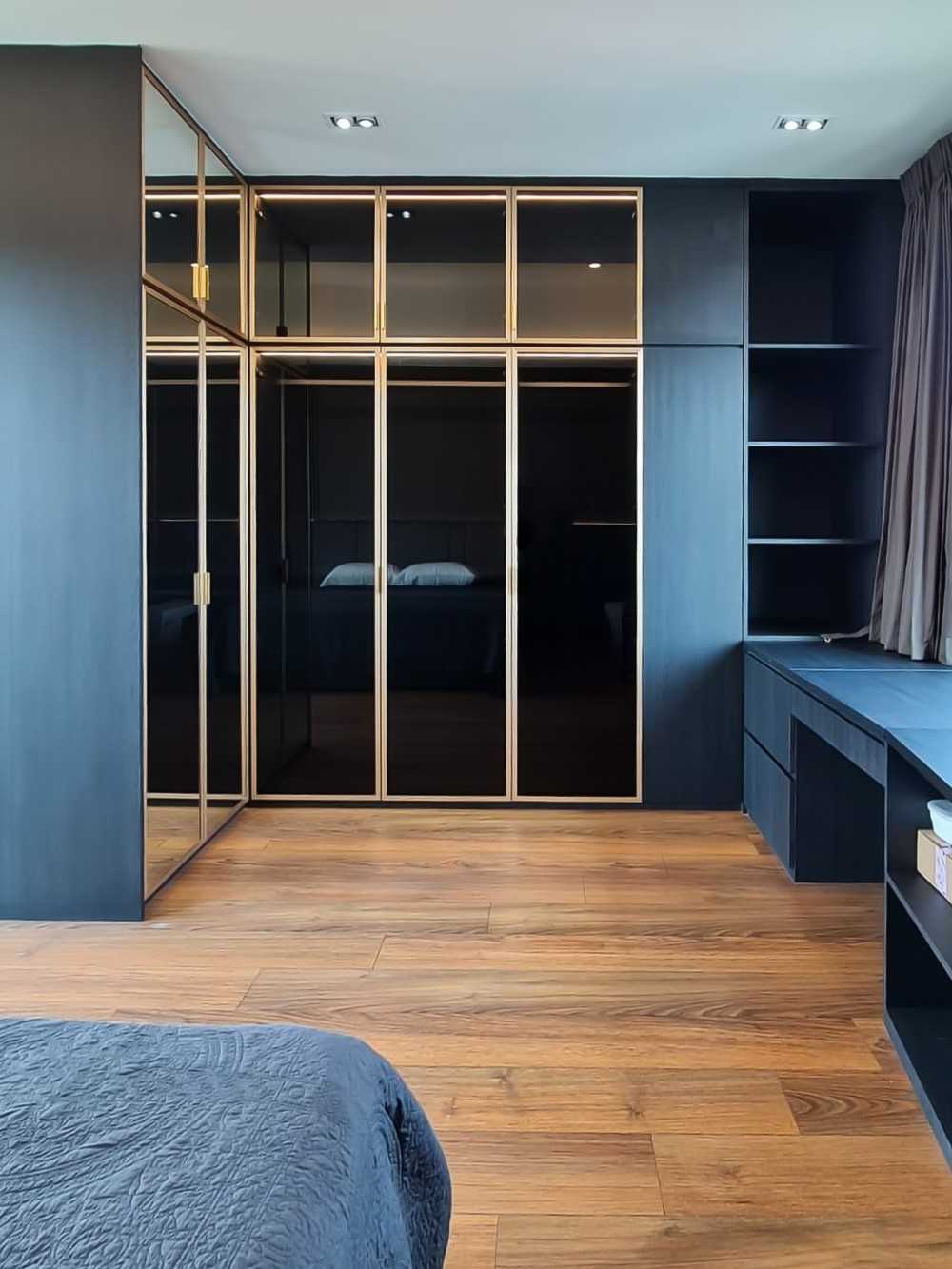 Scandinavian Walk-in Wardrobe with Wardrobe and Desk