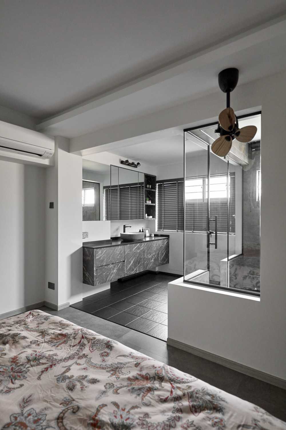 Contemporary Bathroom with Mirror and Bathroom Storage