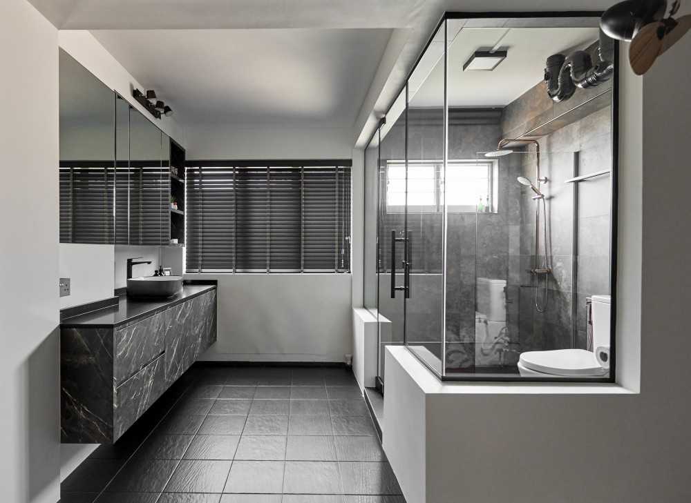 Contemporary Bathroom with Mirror and Rainshower