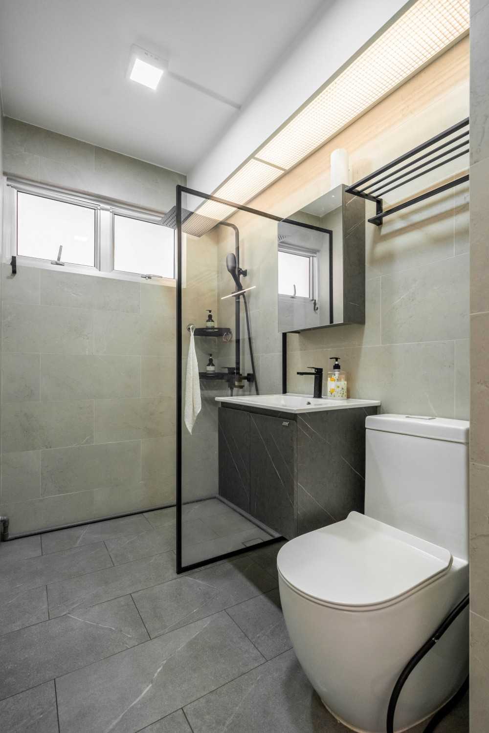Modern Bathroom with Homogeneous Tiles and Herringbone Tiling