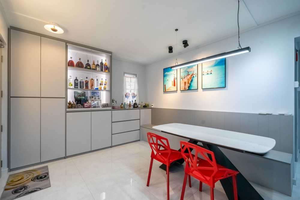 Modern Dining Room with Dining Table and Dining Chairs
