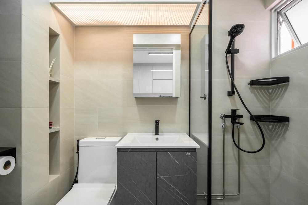 Modern Bathroom with Homogeneous Tiles and Mirror