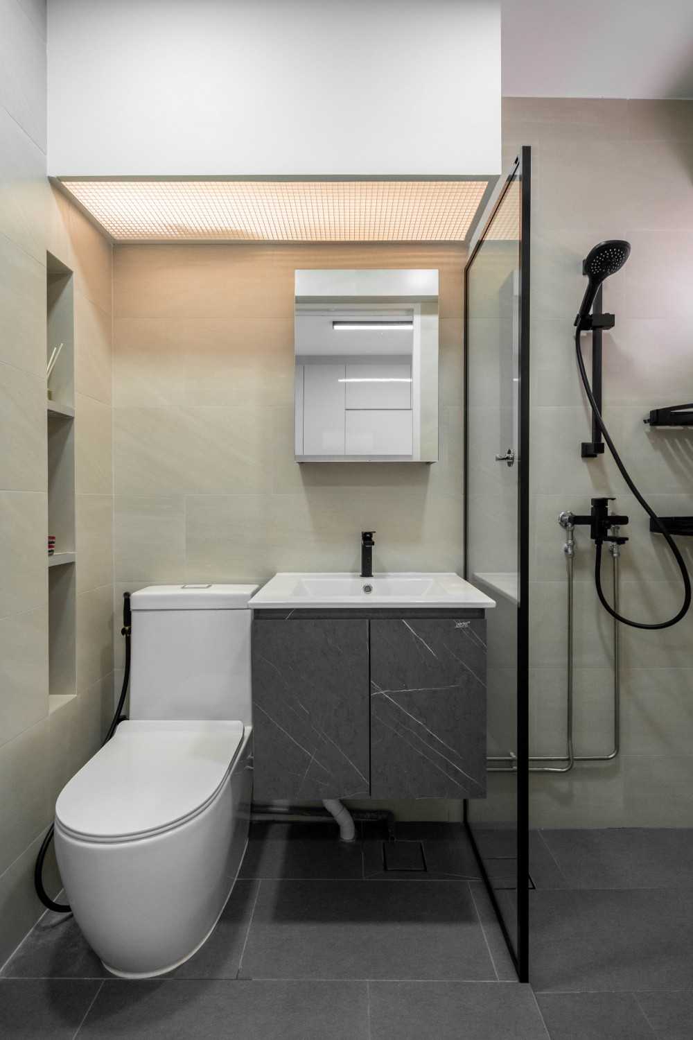 Modern Bathroom with Homogeneous Tiles and Mirror