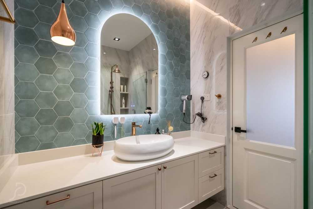 Modern Bathroom with Mirror and Bathroom Storage
