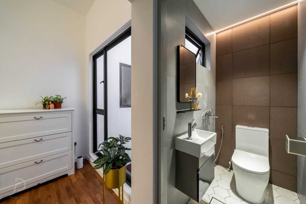 Modern Bathroom with Homogeneous Tiles and Mirror