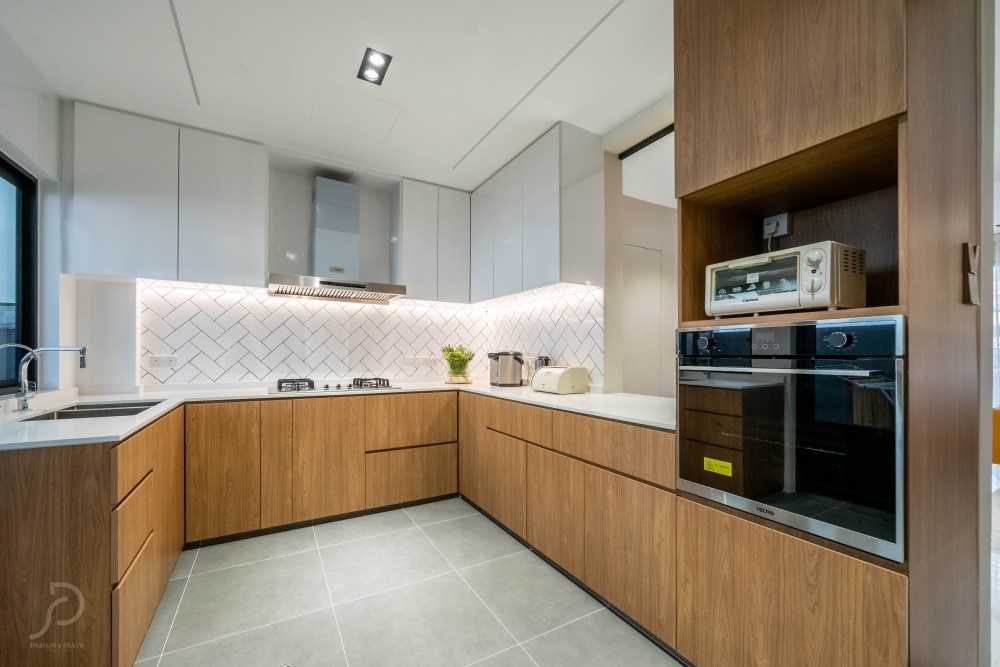 Modern Kitchen with Vinyl Flooring and Homogeneous Tiles