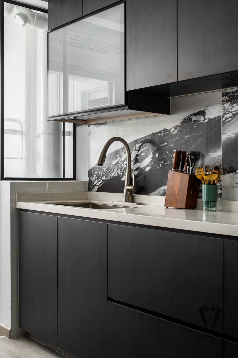 Contemporary Kitchen with Homogeneous Tiles and Kitchen Cabinets