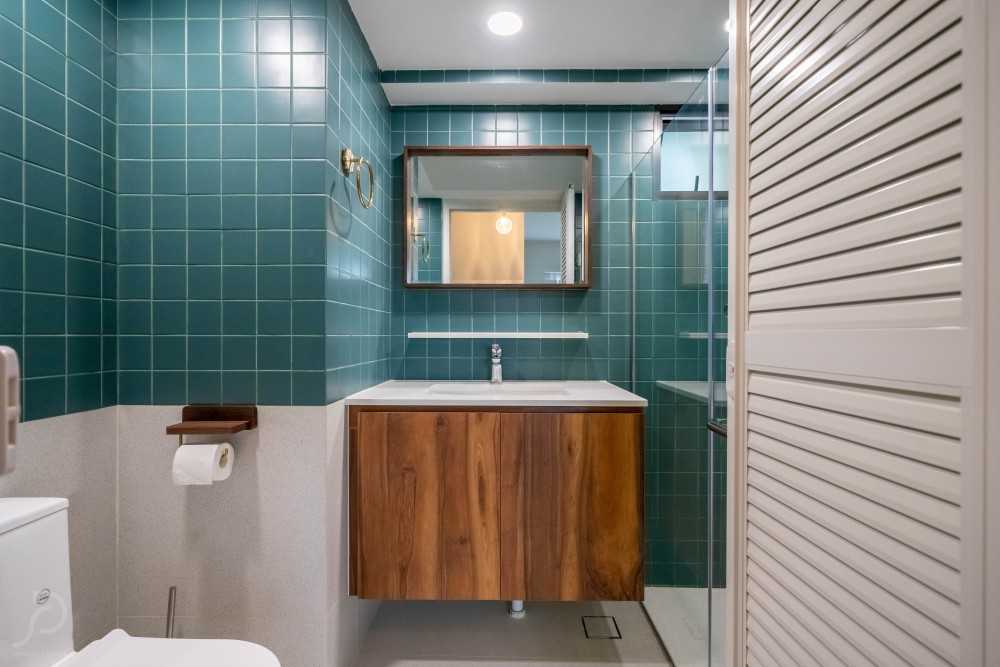Transitional Bathroom with Homogeneous Tiles and Mirror