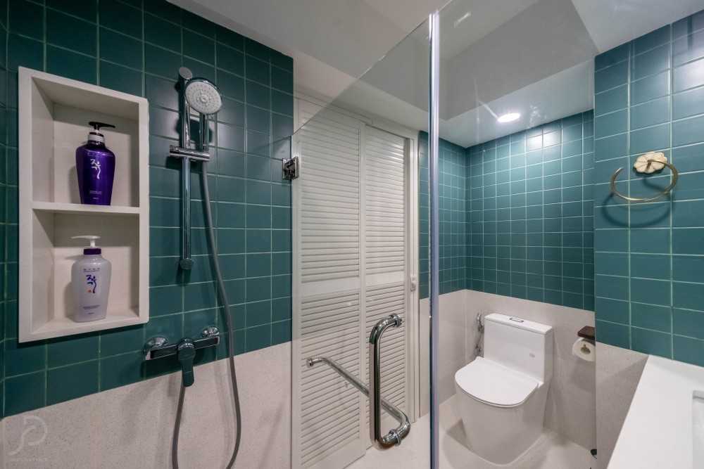 Transitional Bathroom with Mirror and Mosaic