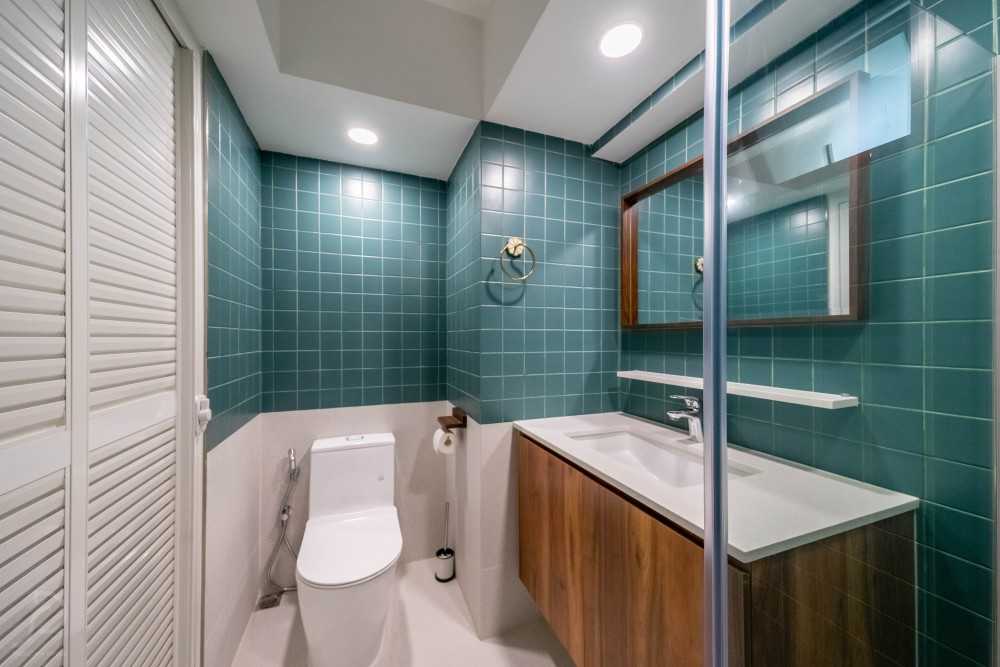 Transitional Bathroom with Mirror and Shower Screen